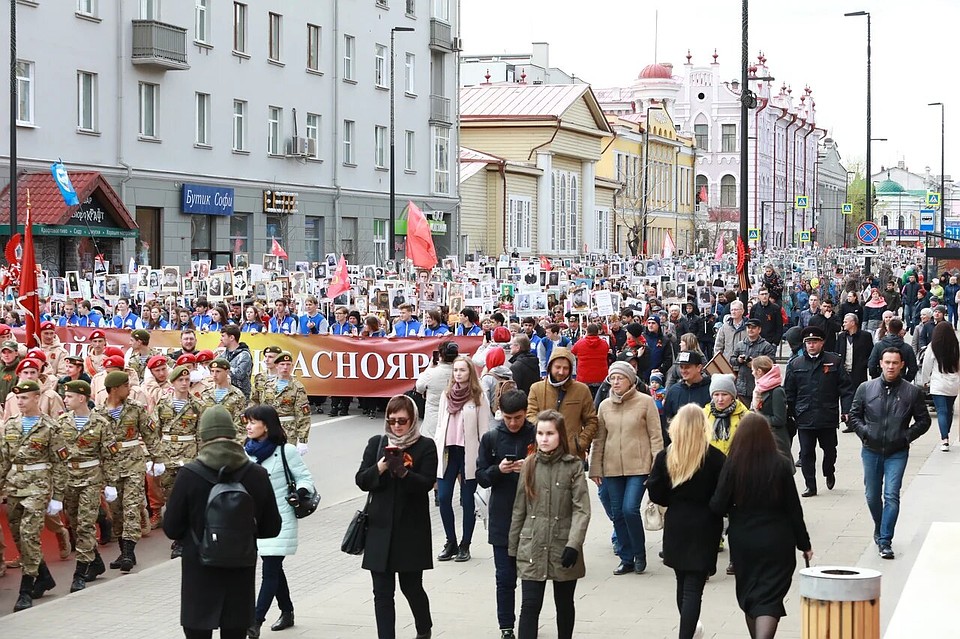Колонна растянулась на несколько сотен метров Фото: Мария ЛЕНЦ