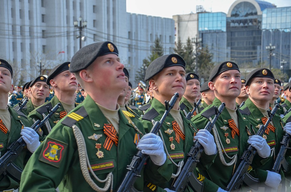 По площади имени Ленина торжественным маршем прошли более двух тысяч человек, представляющих разные виды войск Фото: Мария ИГНАТЬЕВА
