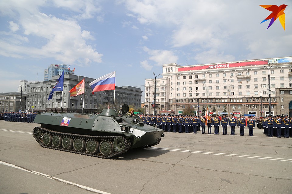 Традиционная техника парада Победы в Челябинске. Фото: Валерий ЗВОНАРЕВ