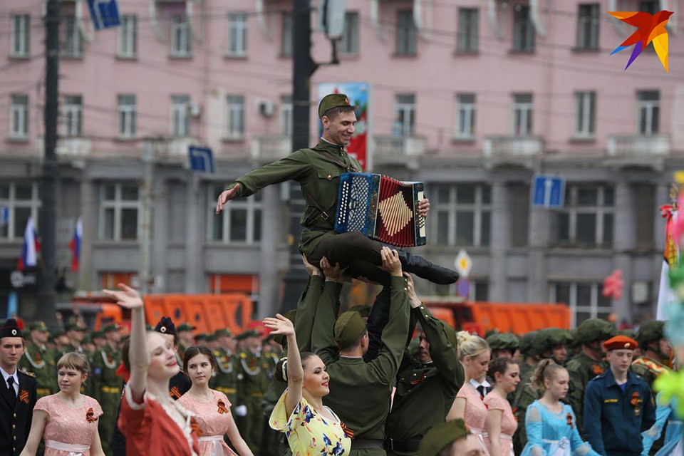 Танцевальная часть парада. Фото: Валерий ЗВОНАРЕВ