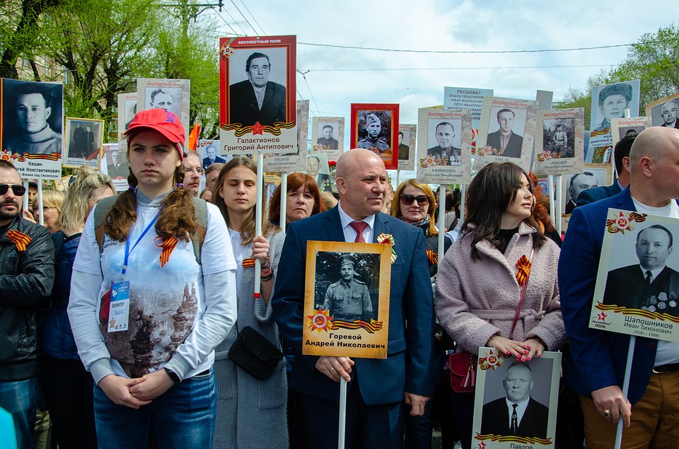 Сергей Кравчук, мэр Хаабаровска, также принял участие в акции и прошел в колонне в первых рядах. Фото: Элина ОГАНЕСЯН