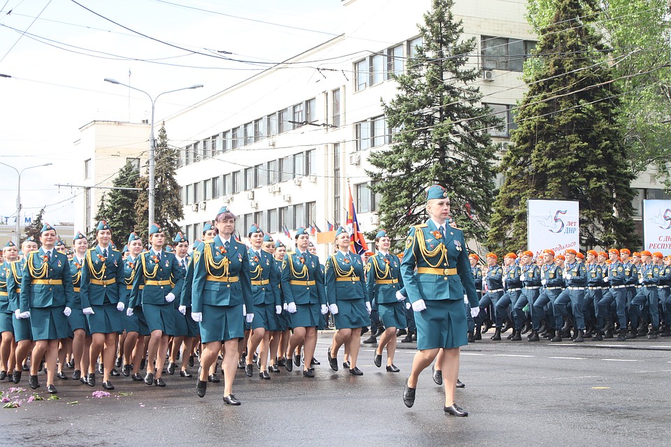 Парад Победы в Донецке 2019 – тысячи жителей Республики съехались на праздник с разных городов Фото: Никита МАКАРЕНКОВ, Павел ХАНАРИН