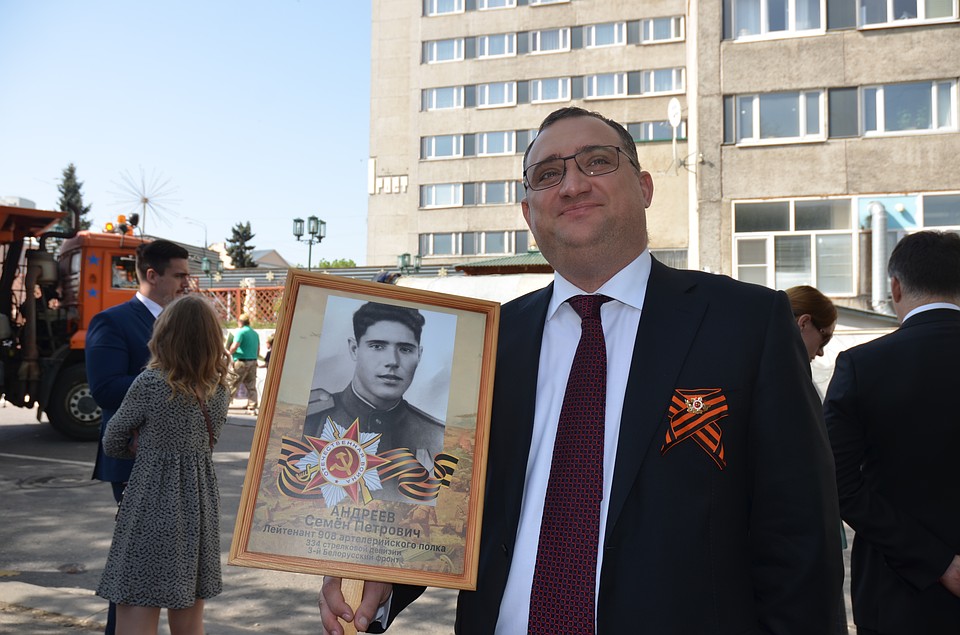 Вице-губернатор Александр Байер с фотографией деда Фото: Сергей МОРКОВКИН