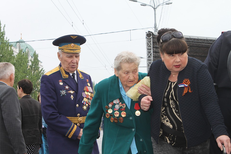 Парад Победы в Донецке 2019 собрал тысячи людей Фото: Никита МАКАРЕНКОВ, Павел ХАНАРИН