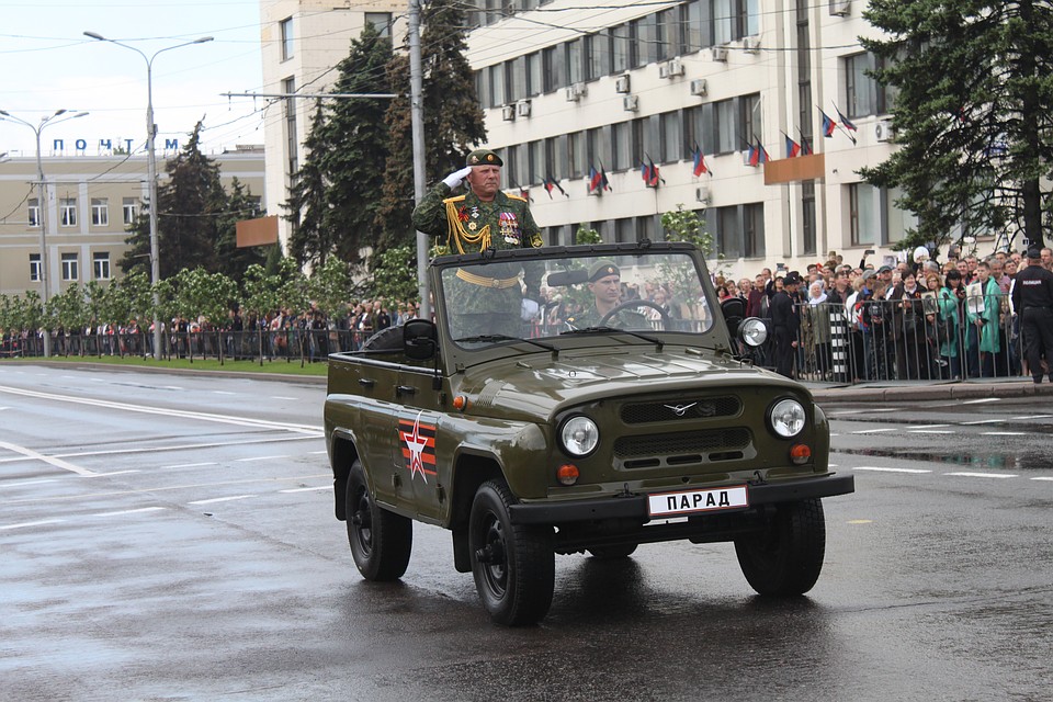 Парад Победы в Донецке 2019 собрал тысячи людей Фото: Никита МАКАРЕНКОВ, Павел ХАНАРИН