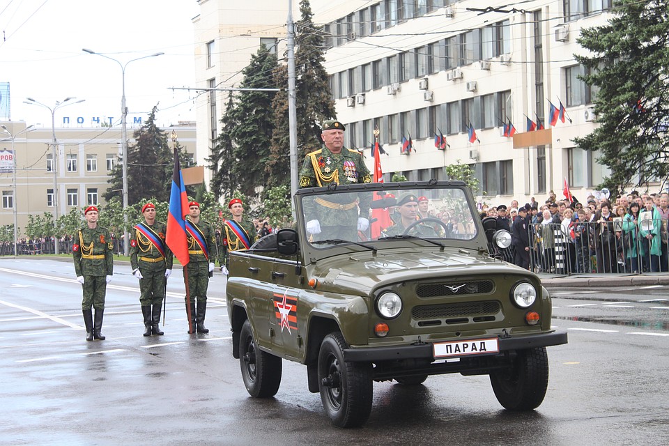Парад Победы в Донецке 2019 собрал тысячи людей Фото: Никита МАКАРЕНКОВ, Павел ХАНАРИН