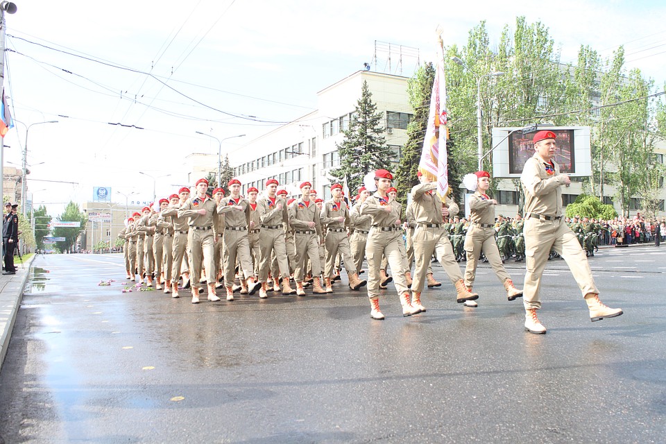 Парад Победы в Донецке 2019 собрал тысячи людей Фото: Никита МАКАРЕНКОВ, Павел ХАНАРИН