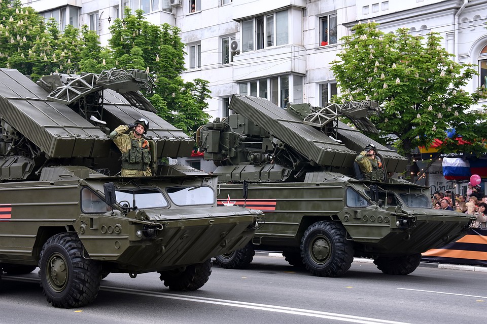 Военная техника смотрится впечатляюще. Фото: Виталий ПАРУБОВ
