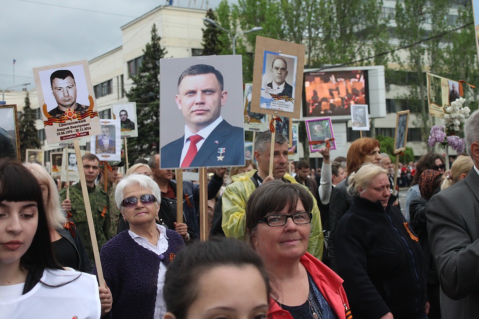 Сотни портретов Александра Захарченко пронесли в Бессмертном полку в Донецке 2019 Фото: Никита МАКАРЕНКОВ, Павел ХАНАРИН