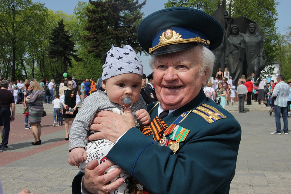 Александр Данилович пришел на праздник со всей семьей. На фото ветеран с правнуком Артемием Фото: Ольга МАКАРОВА