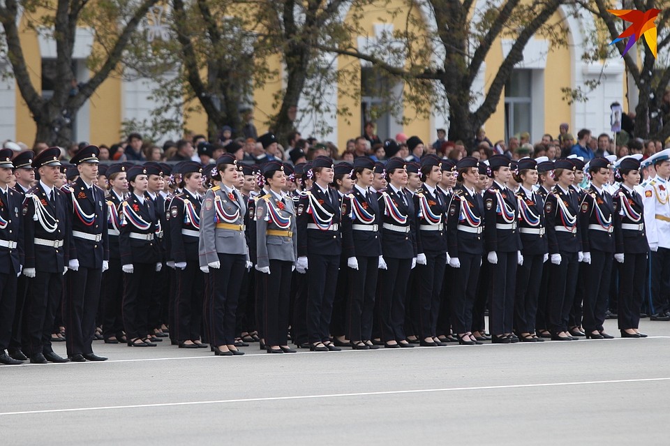 Особенно хорошо форма смотрелась на прекрасных дамах Фото: Дмитрий АХМАДУЛЛИН