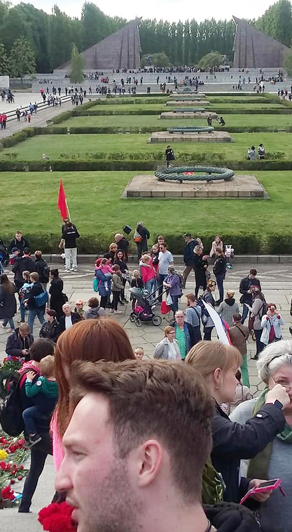 В торжествах, которые прошли в Трептов-парке германской столицы, участвовали десятки тысяч человек, в том числе и много немцев Фото: Сергей ПОНОМАРЕВ