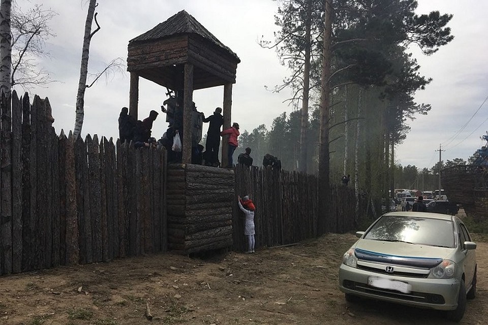 Смотрели реконструкцию и так: с забора и через щели Фото: Наталья КРАВЧЕНКО