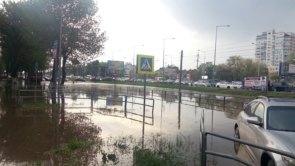 Тротуары тоже затопило