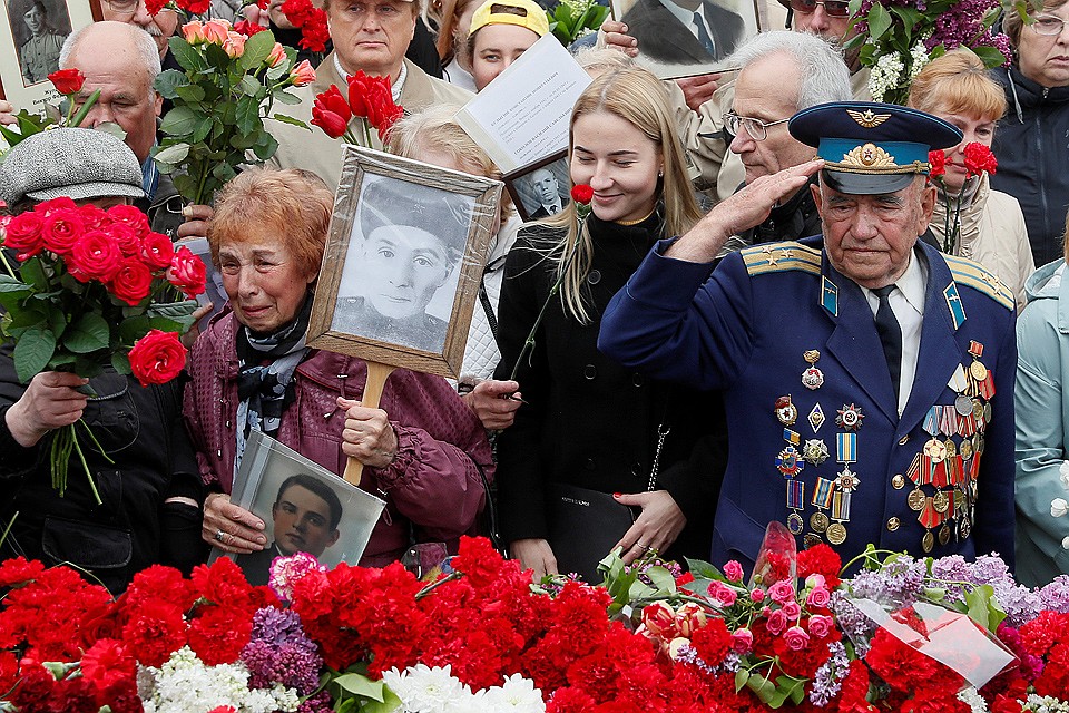 Во время акции "Бессмертный полк" в Киеве, 9 мая 2019 г. Фото: REUTERS