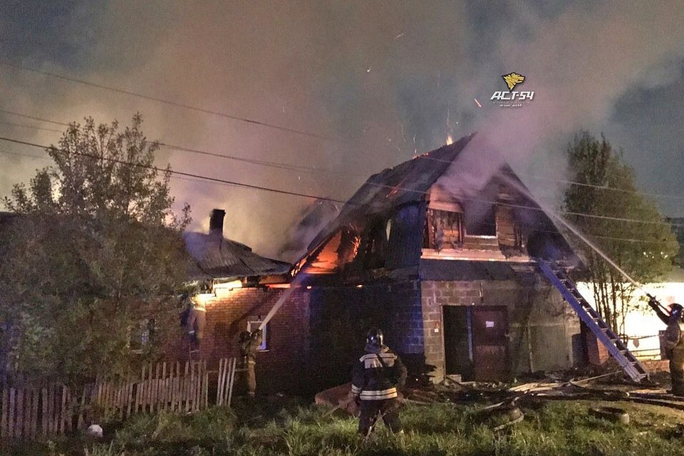 Пожар перекинулся с одного дома на соседний. Фото: Новосибирская служба эвакуации «АСТ-54»