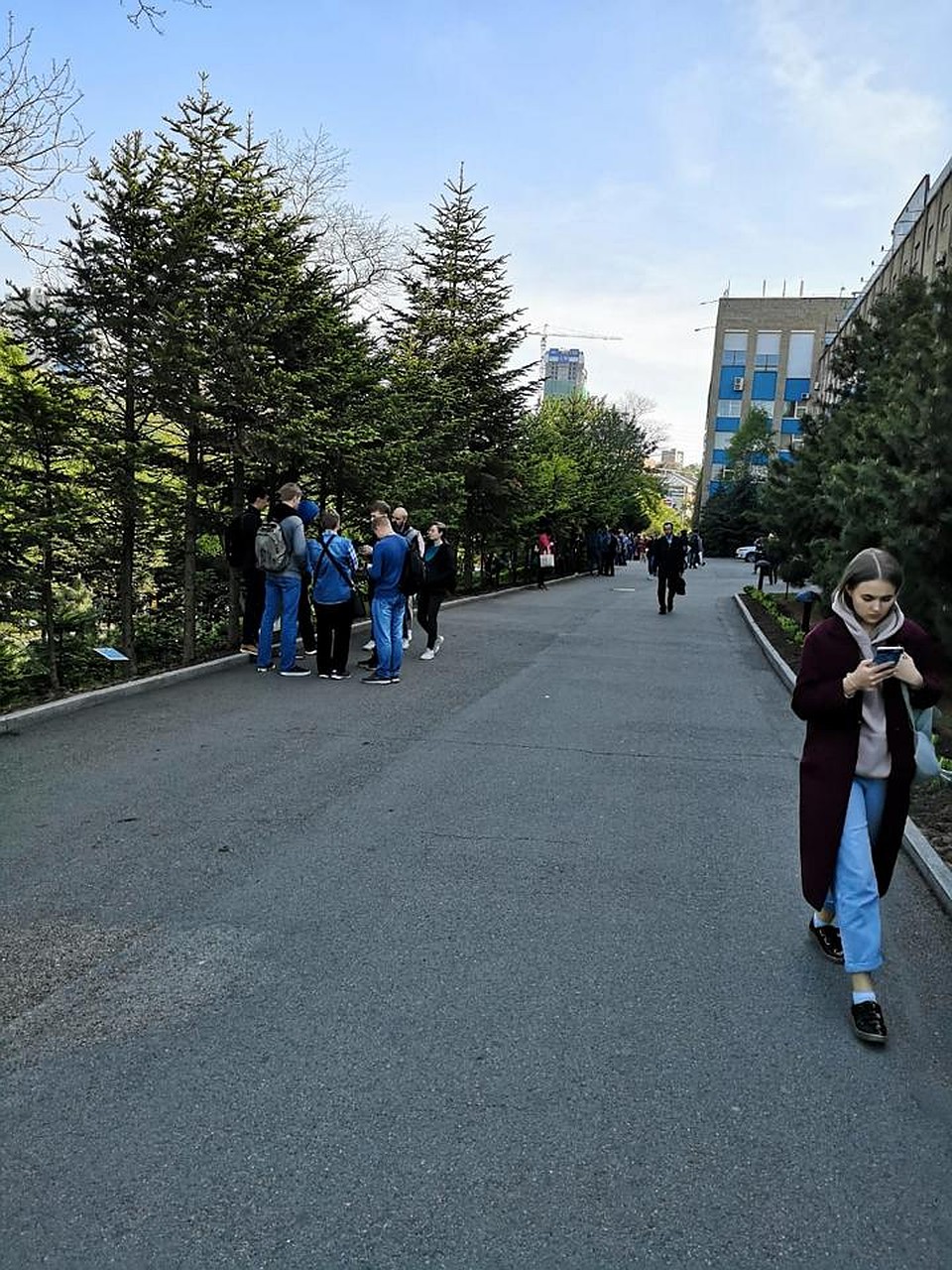 Всех учеников и персонал вуза эвакуировали Фото: Александра ШОПЕНКО
