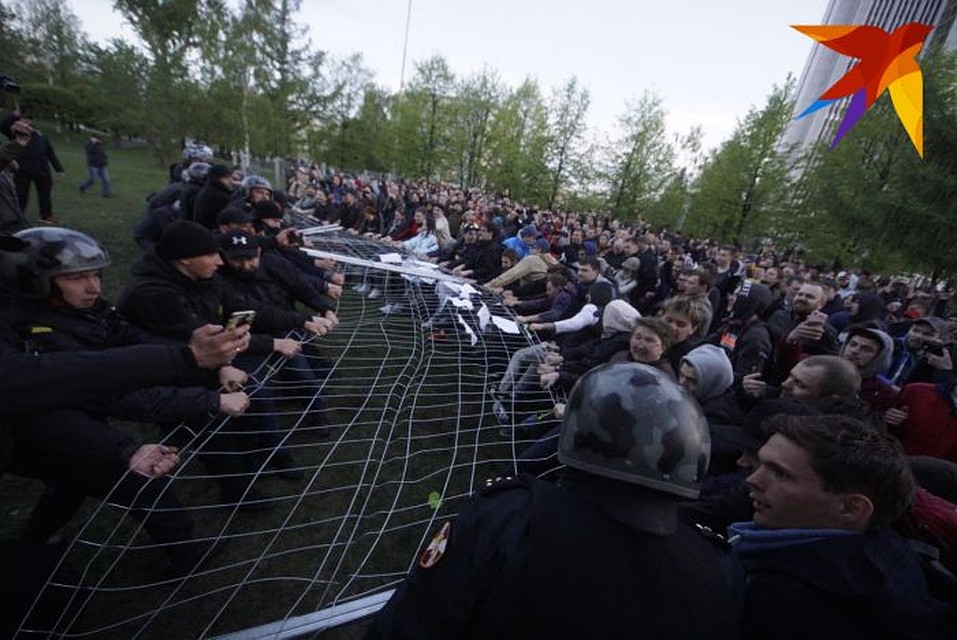 Защитникам сквера удалось вырвать около 100 метров забора. Фото: Алексей БУЛАТОВ