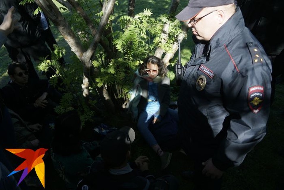 Отцеплять девушку от дерева пришли сотрудники полиции. Фото: Алексей БУЛАТОВ