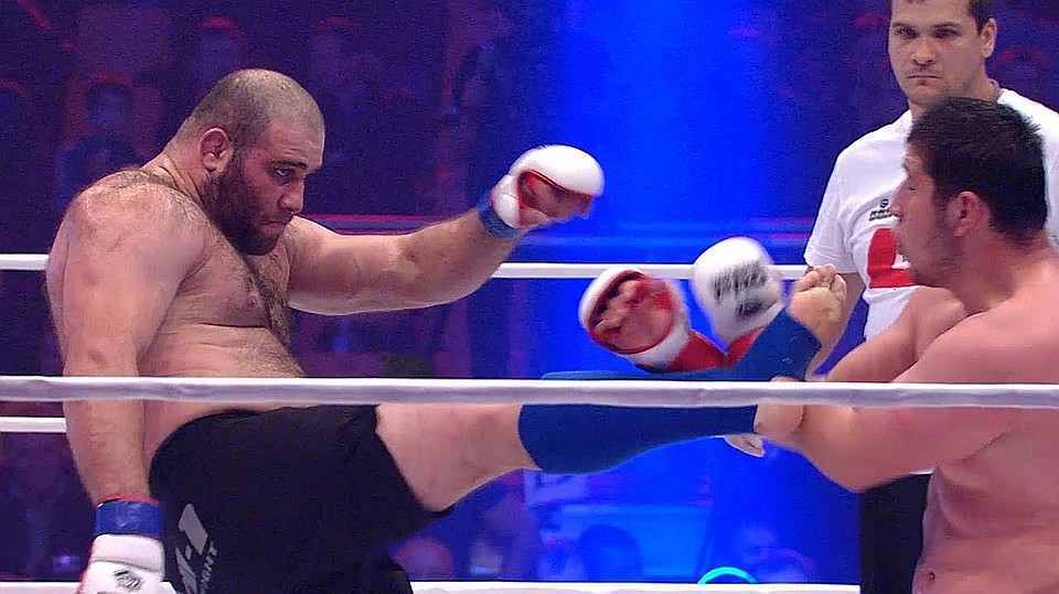 Михаил Газаев в 2013 году стал чемпионом Европы по ММА в тяжёлом весе. Фото: кадр видео