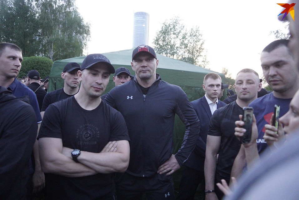 Начиналось в понедельник все с противостояния крепких парней и защитников сквера Фото: Алексей БУЛАТОВ