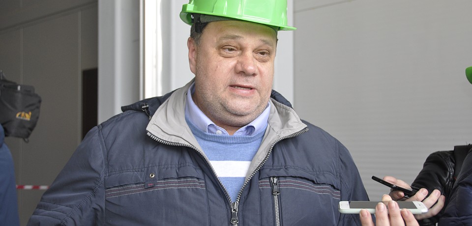 Олег Халимуллин: "Уже в следующем году на рейдовой стоянке "Арктику" сменит ледокол "Россия", который тоже будут утилизировать здесь, на "Нерпе". Фото: Елена МОЛОДЦОВА