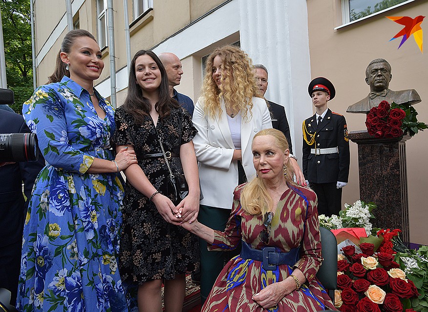 на фото слева направо - дочь Наталья, внучка Арнелла, сын Андрей, внучка Анита и Неля Михайловна Кобзон Фото: Михаил ФРОЛОВ