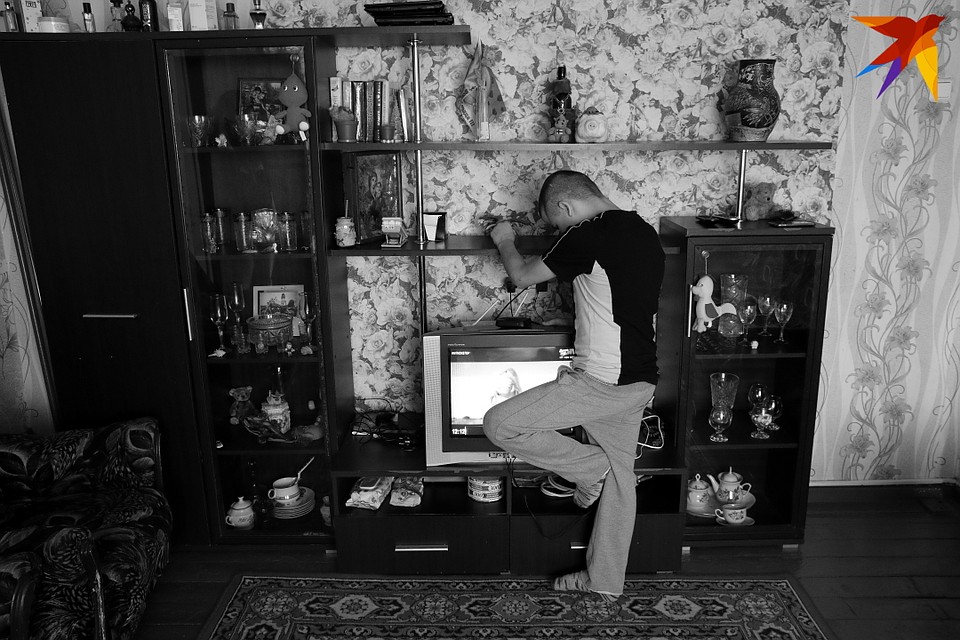«Семейная» поза. Жанна тоже часто моет посуду или готовит есть стоя на одной ноге Фото: Святослав ЗОРКИЙ