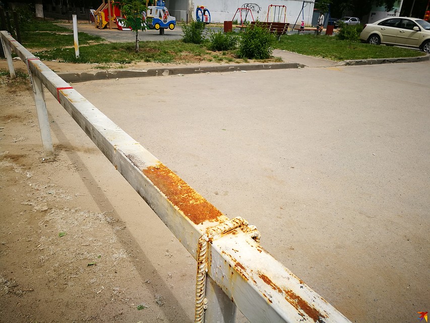 Один шлагбаум намертво заварен. Фото: Инна ШЕРЕМЕТЬЕВА
