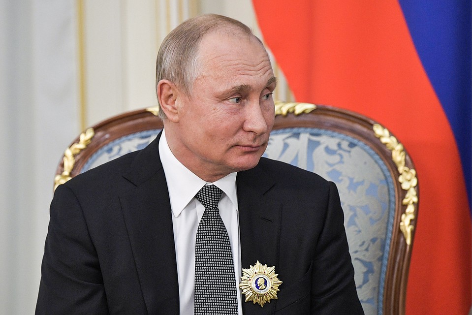 Президент России Владимир Путин, награжденный орденом "Первый президент республики Казахстан - лидер нации Нурсултан Назарбаев". Фото Алексей Никольский/пресс-служба президента РФ/ТАСС