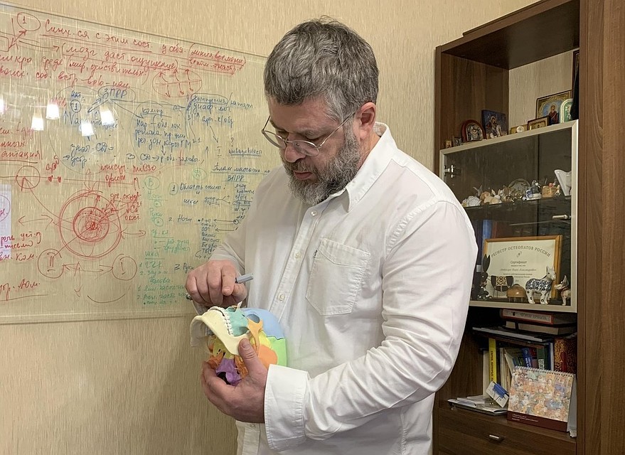 Врач-остеопат постоянно развивает мануальную диагностику