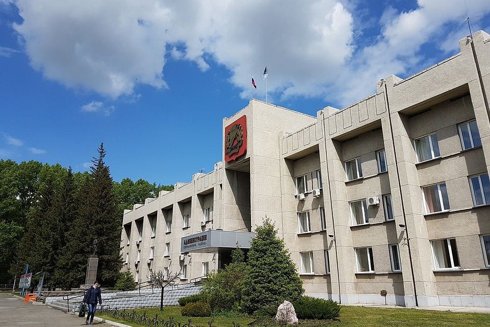 Конопля возле администрации стала поводом для шуток в соцсетях. Фото: Даба ДАБАЕВ
