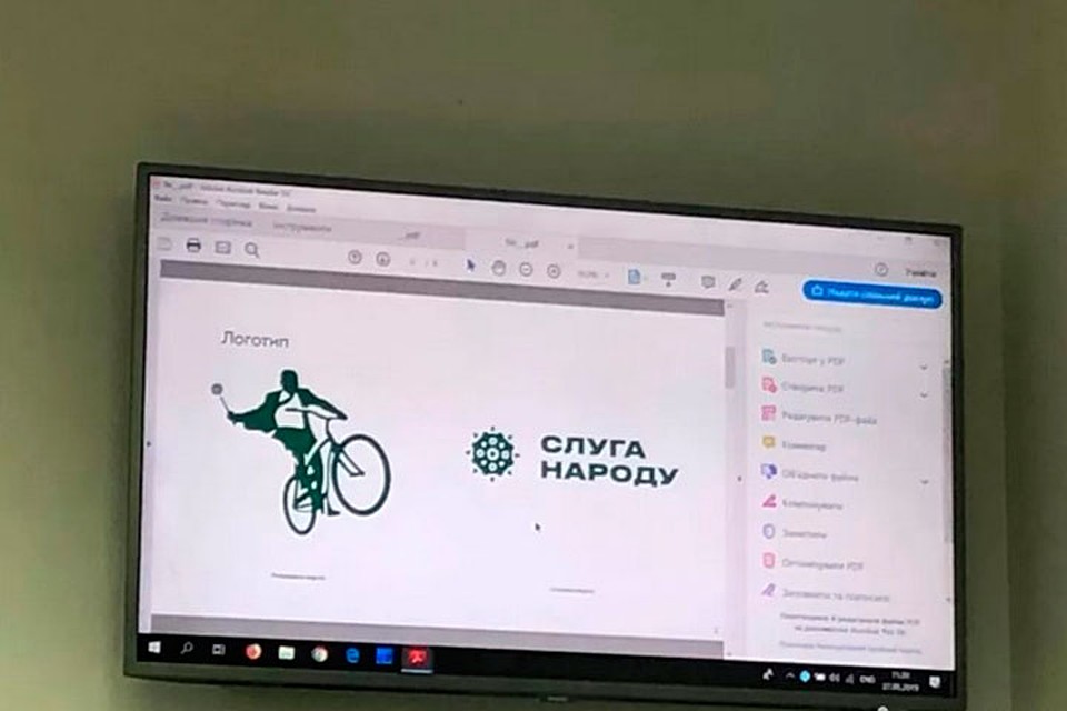эмблема изображает мужчину на велосипеде с булавой в поднятой вверх правой руке. Фото: кадр с видео