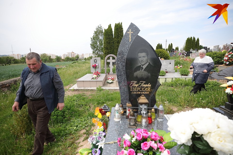 На могилу сына супруги ездят каждую неделю Фото: Святослав ЗОРКИЙ