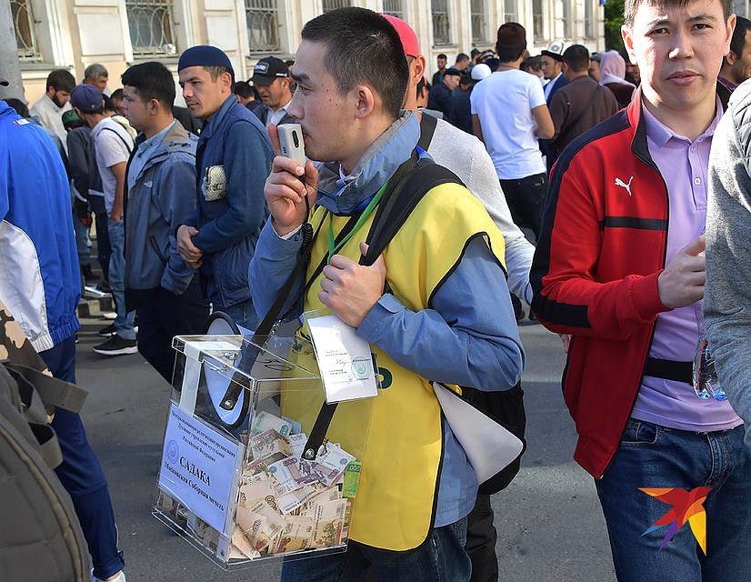 Мусульманам в день праздника полагается быть щедрыми. Фото: Владимир ВЕЛЕНГУРИН