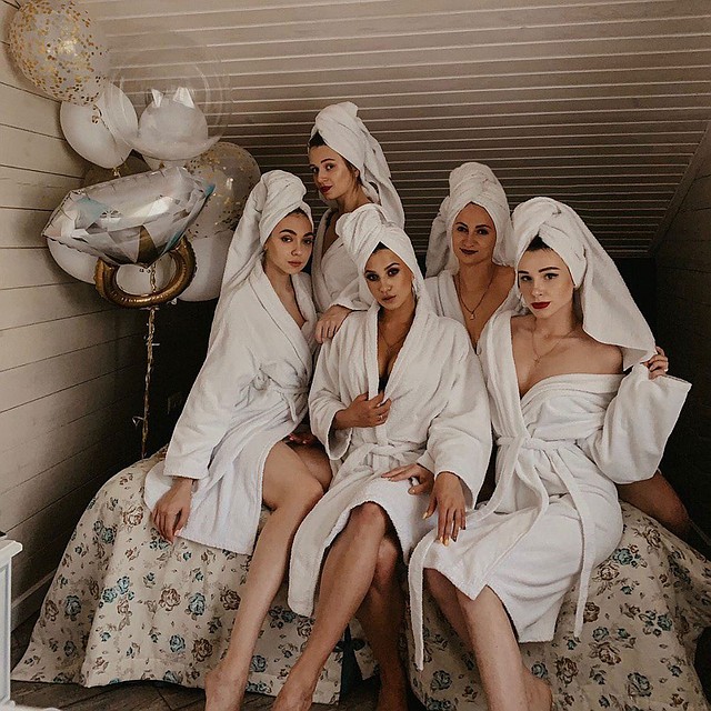 "Конфетки", - подписала снимок Вика Ганиева. Фото: instagram.com/vika_ganieva