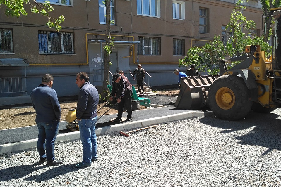 Строители спешат закончить все работы к Дню города, который будут отмечать 21 июля. Фото: Ульяна ШЕВЧЕНКО