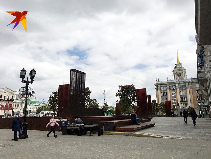 Люди в Екатеринбурге обозлены не на церковь, а на власти, которые вырубили массу скверов. Например, у Пассажа: обещали высадить новые деревья, а вместо этого поставили странные ржавые коробки. Фото: Ульяна СКОЙБЕДА