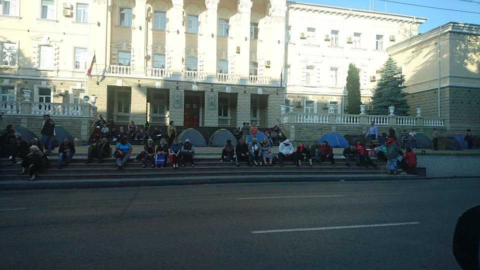 Они провели ночь у здания МВД. Фото: Сергей СЕДЛЕЦКИЙ