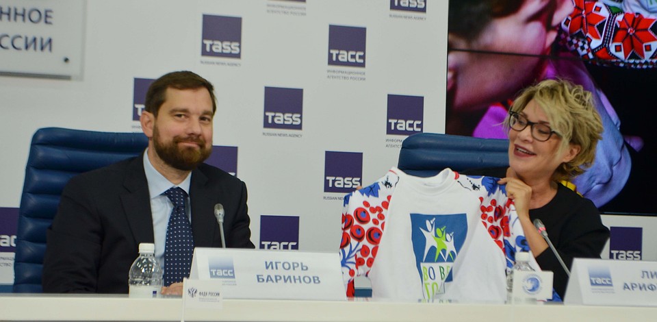 Руководитель ФАДН России Игорь Баринов и генеральный продюсер проекта Лина Арифулина. Фото: Сергей ЧЕРНЫХ
