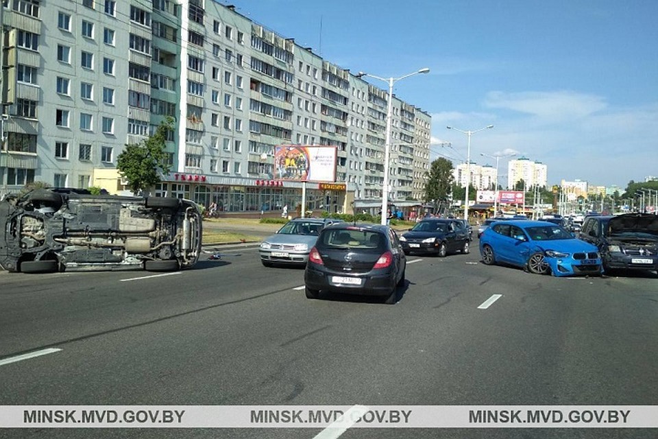 В ДТП на улице Притыцкого попали сразу несколько машин. Фото: ГАИ ГУВД Мингорисполкома.