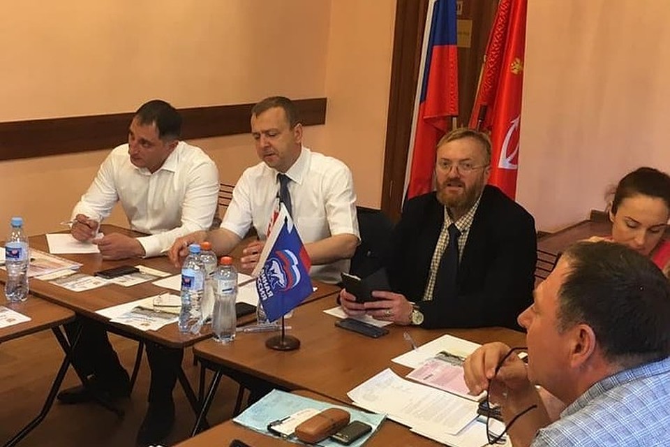 На приемы граждан к Зеленкову и Милонову приходило по 40 человек и больше. А само общение с депутатами могло длиться по два-три часа. Фото: Instagram Виталия Милонова