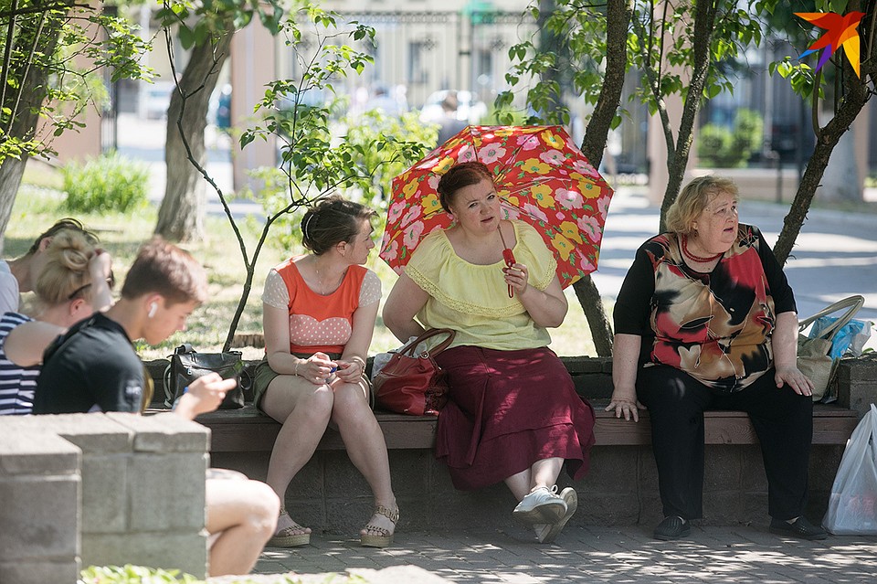 Родителям ждут своих детей у корпуса БГУ. Фото: Павел МАРТИНЧИК