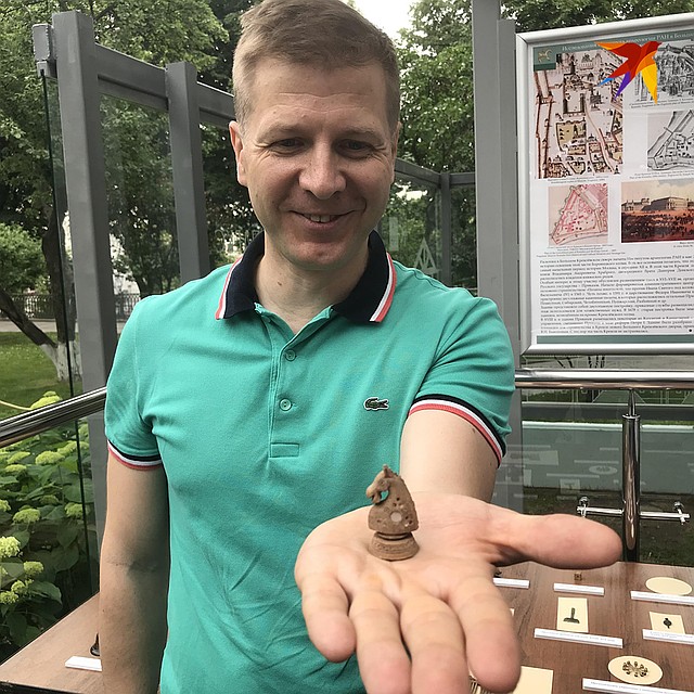 Наш корреспондент Дмитрий Смирнов с одним из артефактов Фото: Дмитрий СМИРНОВ