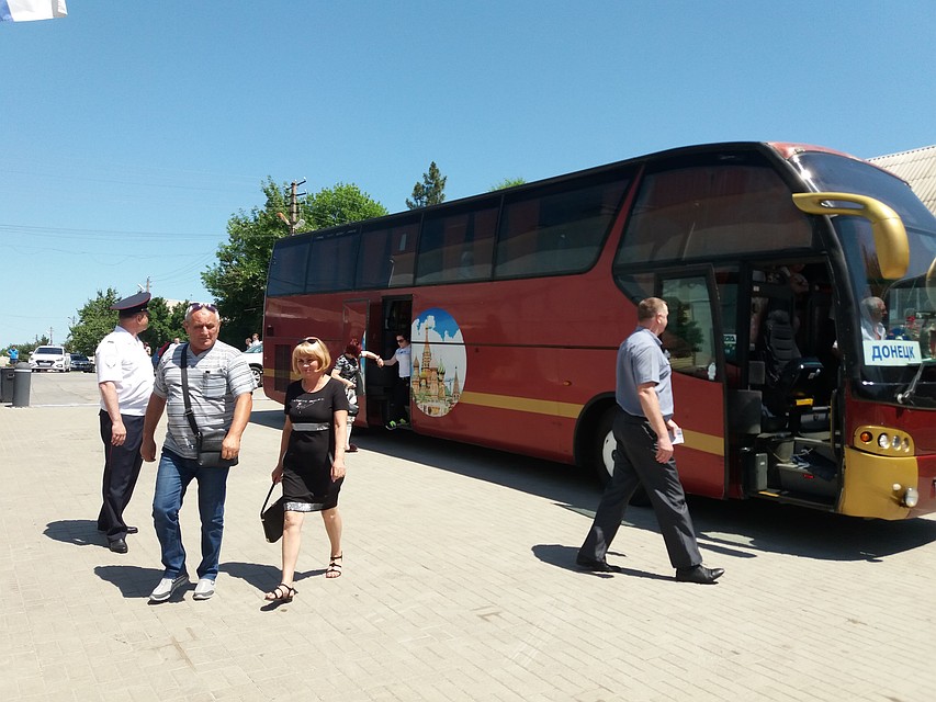 Автобусы с желающими получить паспорта прибыли на Дон Фото: Александр СТЕПАНОВ