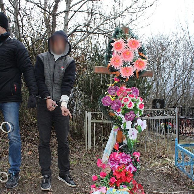 Тело убитого закопали на сельском кладбище. Фото: Следственный Комитет Севастополя