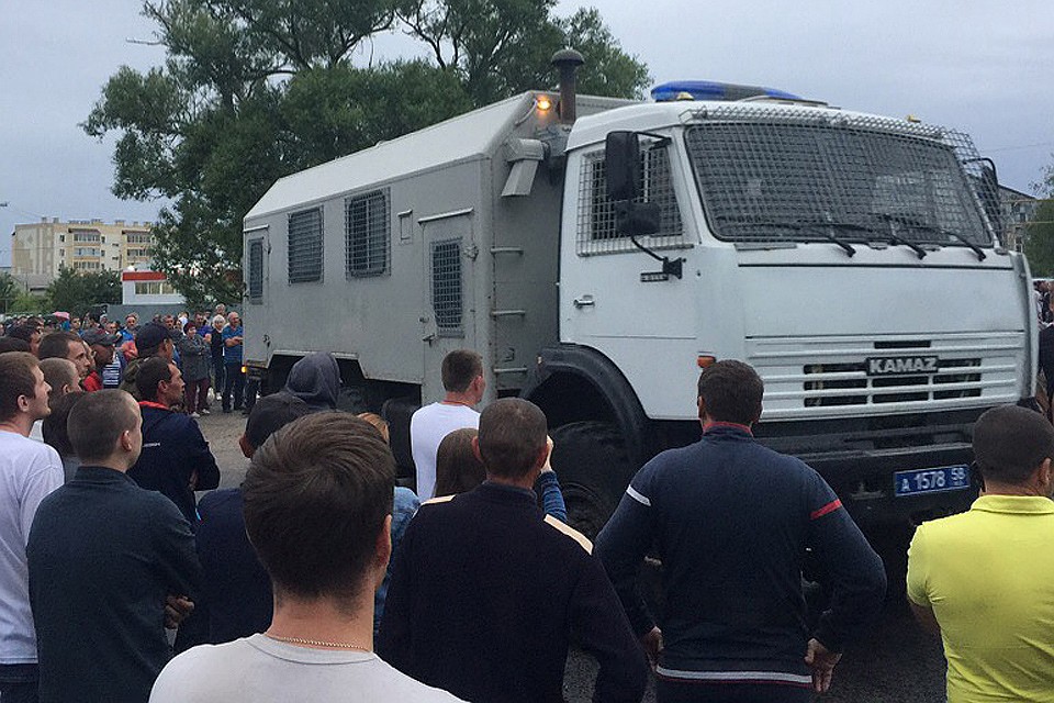 К месту беспорядков стянуты силы ОМОНа.