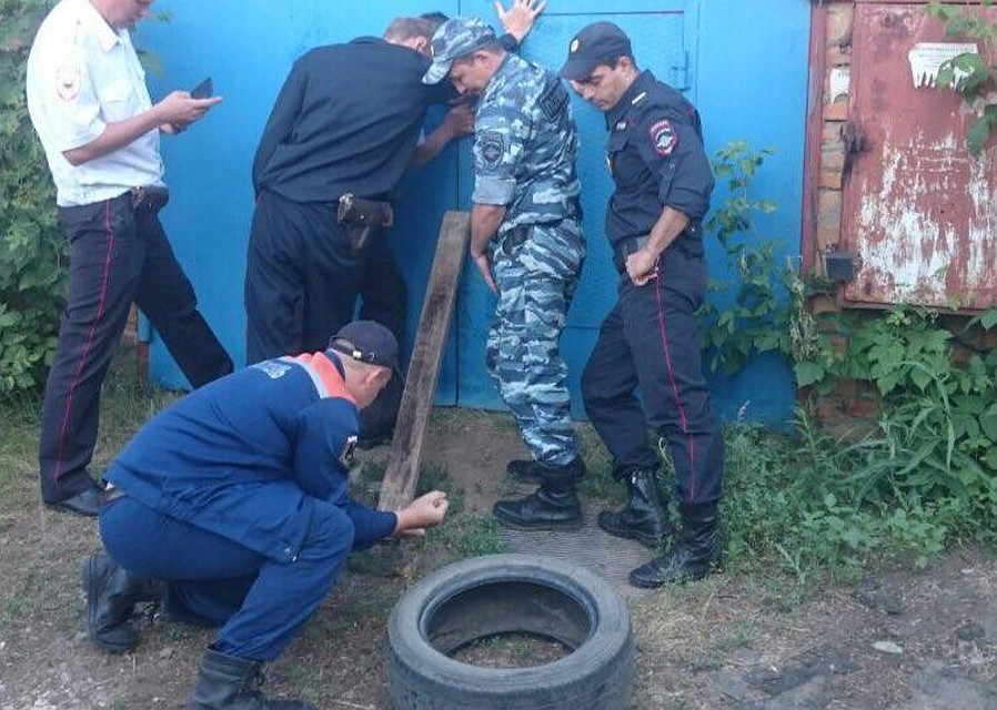 Зверя удалось загнать в пустой гараж и запереть. Фото Саратовской областной службы спасения
