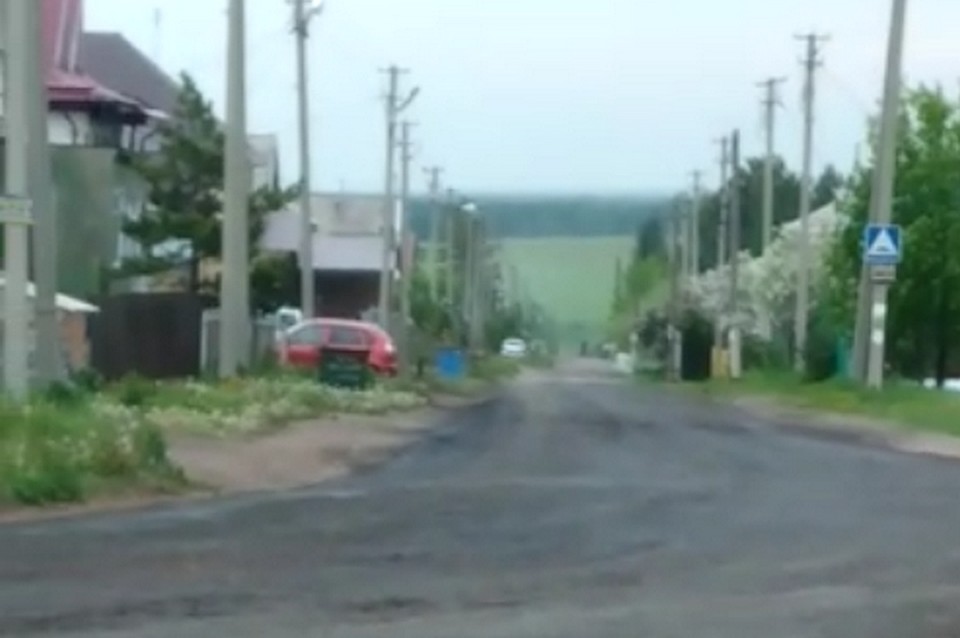 По новой гладкой дороге приятно и идти, и ехать. ФОТО: кадр видео Леонида Кузьмина.