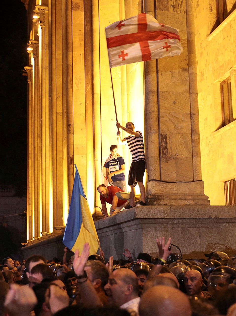 Толпа штурмует парламент Фото: REUTERS